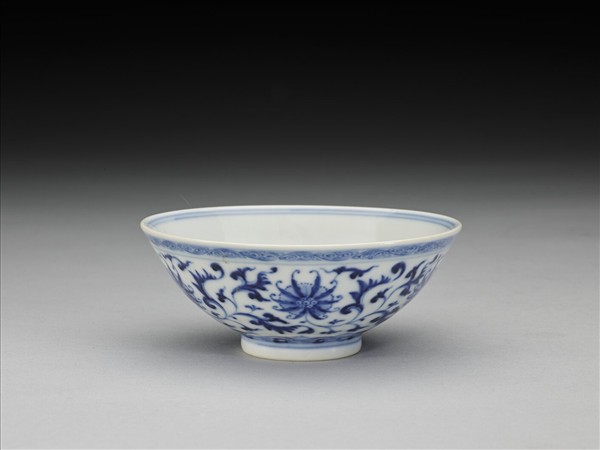 青花纏枝番蓮紋杯