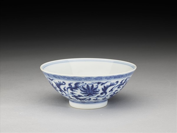 青花纏枝番蓮紋杯