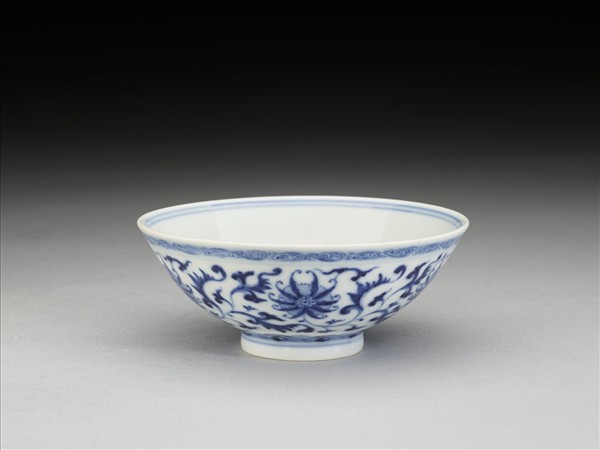 青花纏枝番蓮紋杯