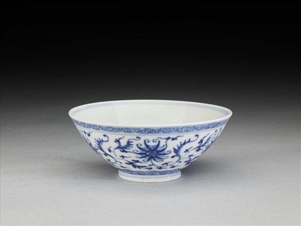 青花纏枝番蓮紋杯