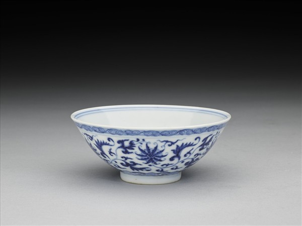 青花纏枝番蓮紋杯