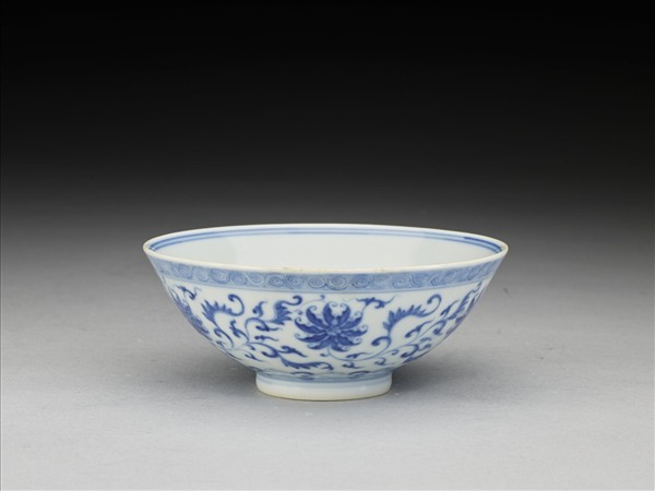 青花纏枝番蓮紋杯