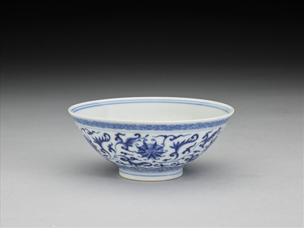 青花纏枝番蓮紋杯