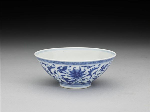 青花纏枝番蓮紋杯