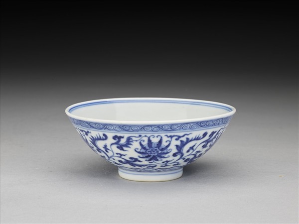 青花纏枝番蓮紋杯