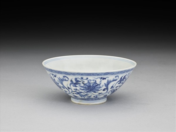 青花纏枝番蓮紋杯