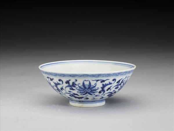 青花纏枝番蓮紋杯