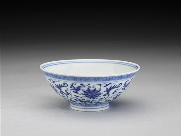 青花纏枝番蓮紋杯