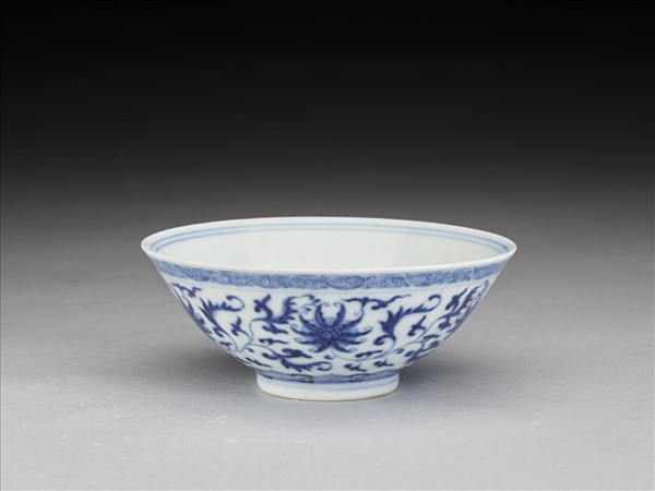 青花纏枝番蓮紋杯