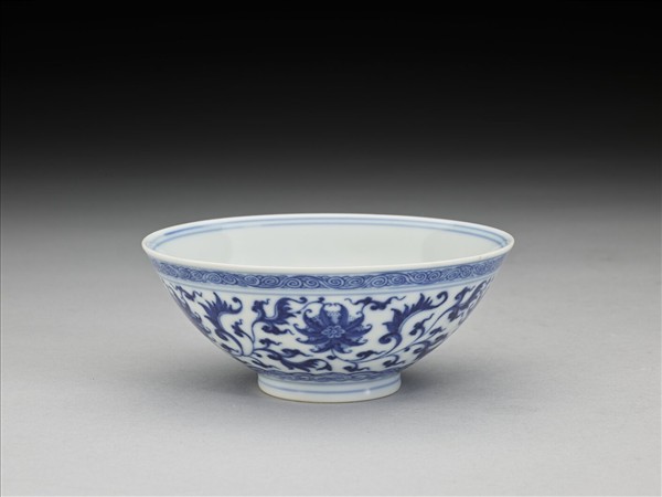 青花纏枝番蓮紋杯