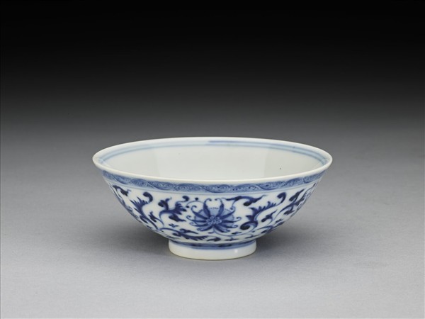 青花纏枝番蓮紋杯