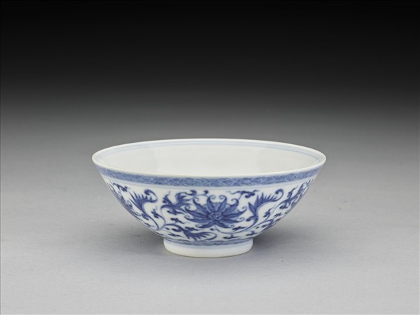 青花纏枝番蓮紋杯