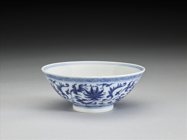 青花纏枝番蓮紋杯