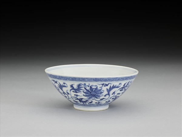 青花纏枝番蓮紋杯