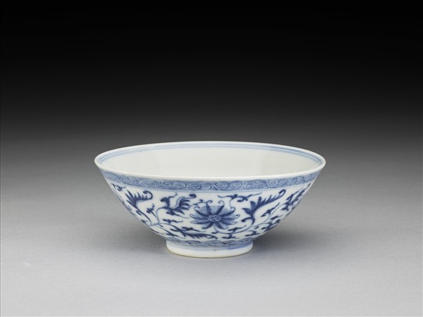 青花纏枝番蓮紋杯