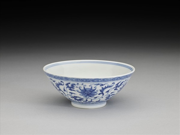 青花纏枝番蓮紋杯