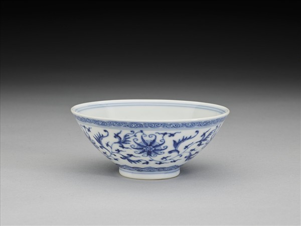 青花纏枝番蓮紋杯