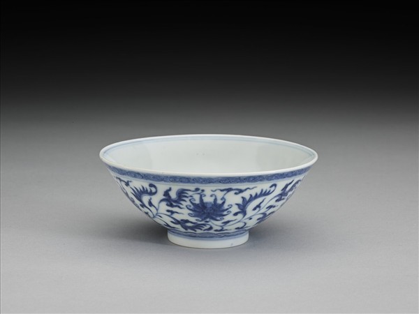 青花纏枝番蓮紋杯