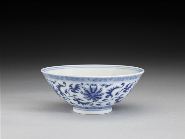 青花纏枝番蓮紋杯