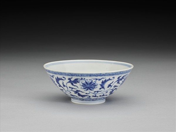 青花纏枝番蓮紋杯