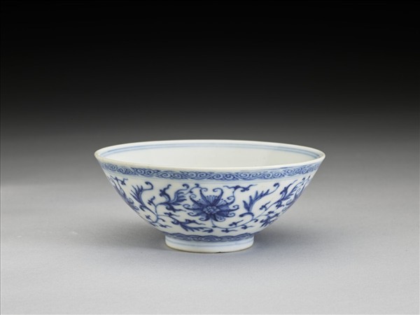 青花纏枝番蓮紋杯