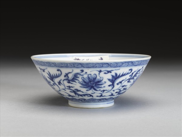 青花纏枝番蓮紋杯