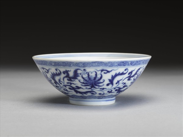 青花纏枝番蓮紋杯