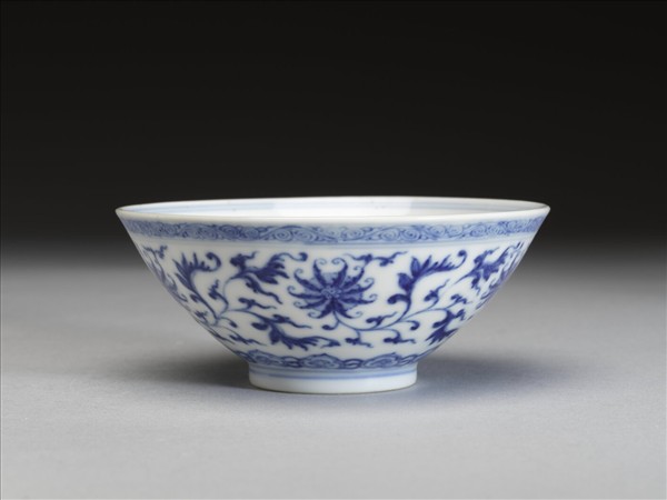 青花纏枝番蓮紋杯