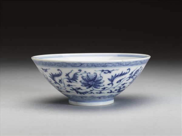 青花纏枝番蓮紋杯