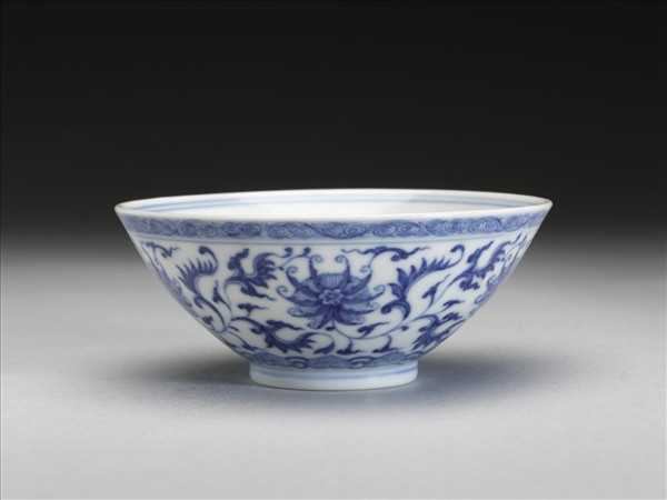 青花纏枝番蓮紋杯