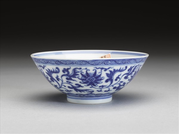 青花纏枝番蓮紋杯