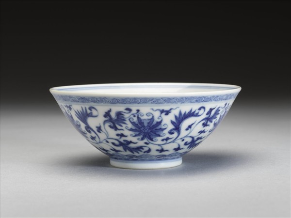 青花纏枝番蓮紋杯