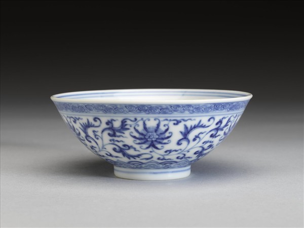 青花纏枝番蓮紋杯