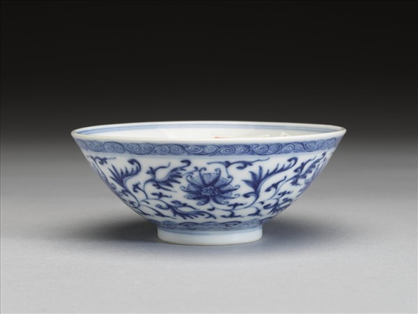 青花纏枝番蓮紋杯