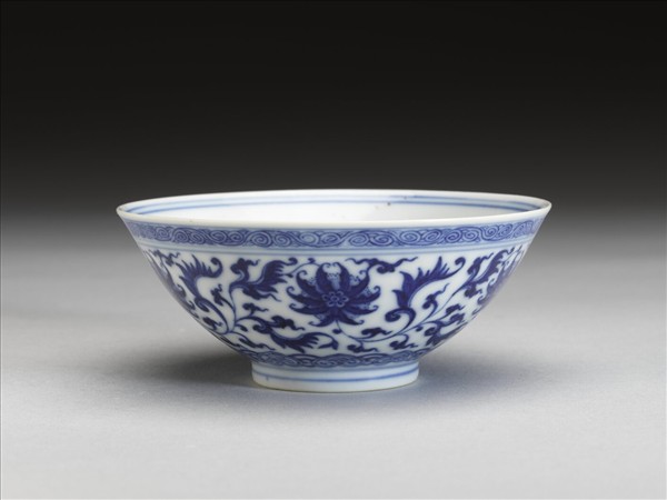 青花纏枝番蓮紋杯