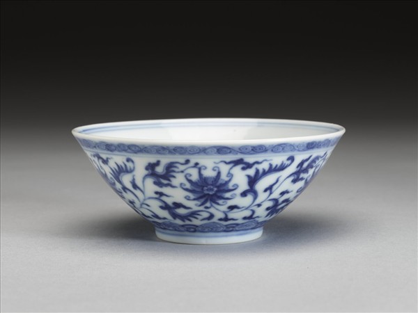 青花纏枝番蓮紋杯