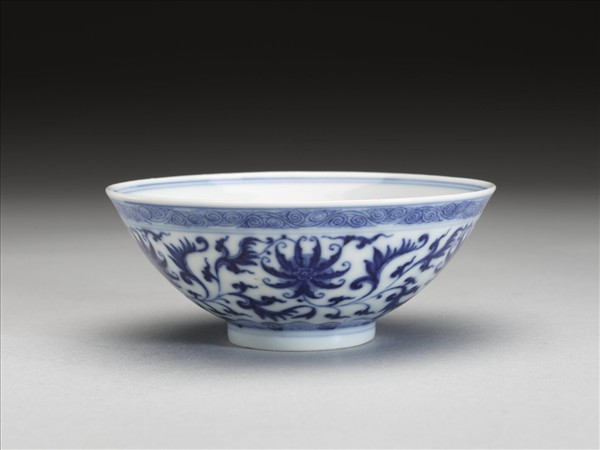 青花纏枝番蓮紋杯