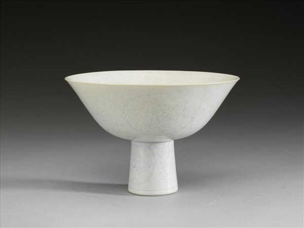 白瓷暗花高足碗