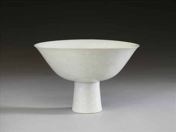 白瓷暗花高足碗