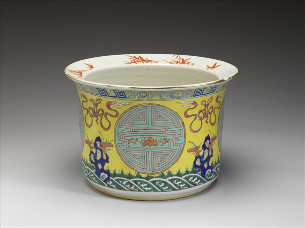 粉彩黃地福壽花盆