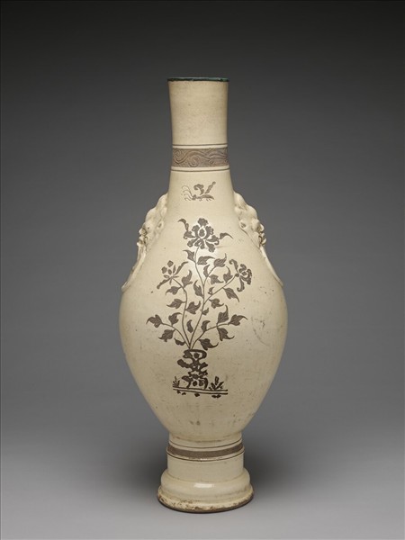 白瓷剔花蓮花紋獸耳銜環瓶