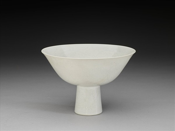 白瓷暗花高足碗