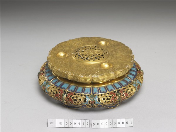 掐絲琺瑯番蓮紋座