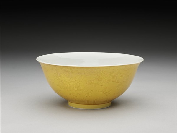 黃釉龍紋白裡碗