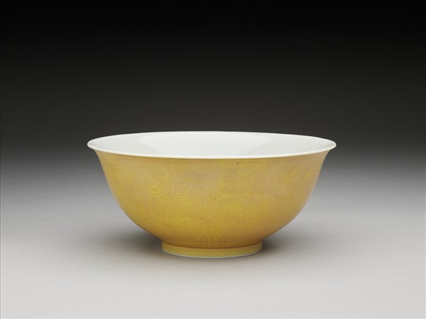 黃釉龍紋白裡碗