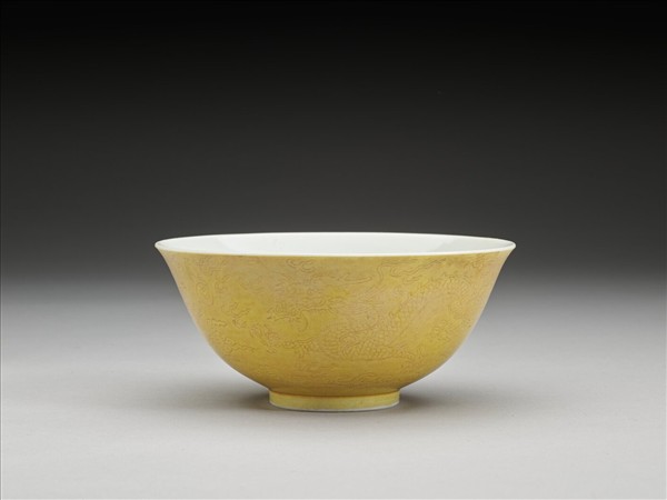 黃釉龍紋白裡碗