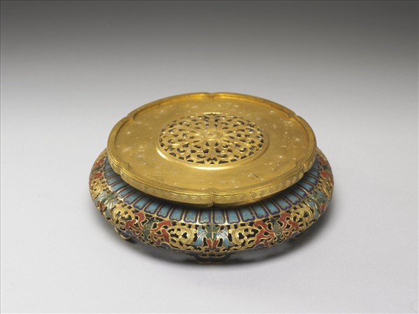 掐絲琺瑯番蓮紋座