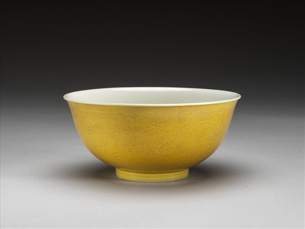 黃釉龍紋白裡碗