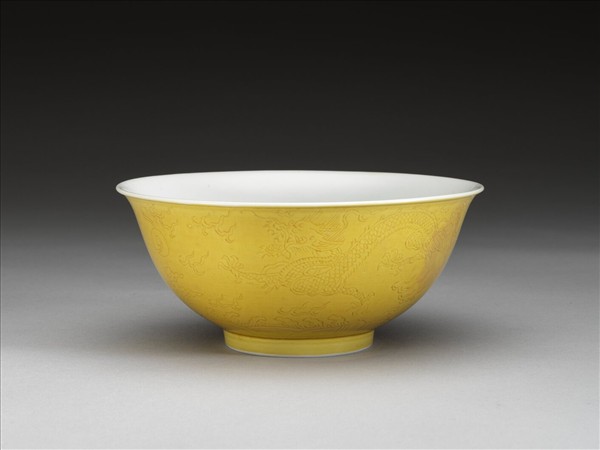 黃釉龍紋白裡碗