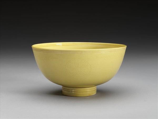 黃釉暗花碗